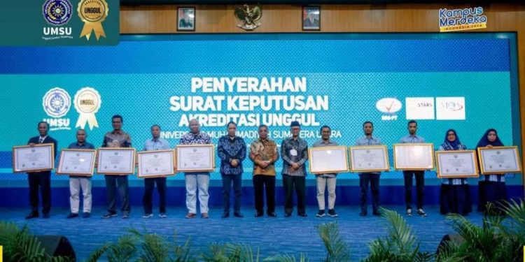PIMPINAN FAKULTAS SE UMSU TERIMA SERTIFIKAT AKREDITASI UNGGUL